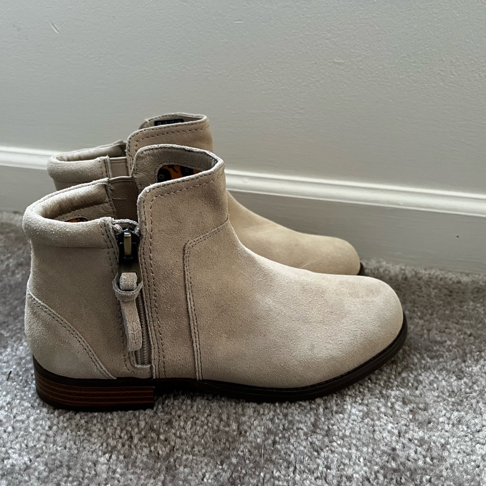 REVITALIGN Cream Ankle Boots